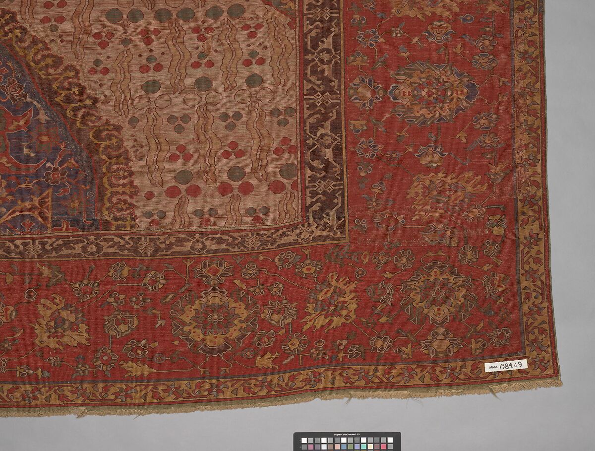 Ushak Medallion Carpet on White Ground, Wool (warp, weft and pile); symmetrically knotted pile