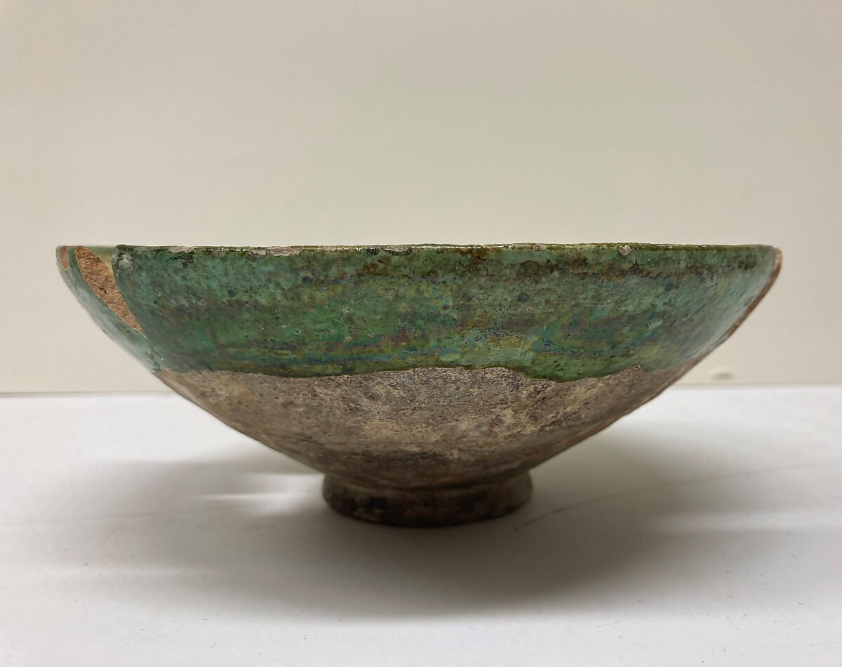 Bowl, Stonepaste; glazed and slip-painted
