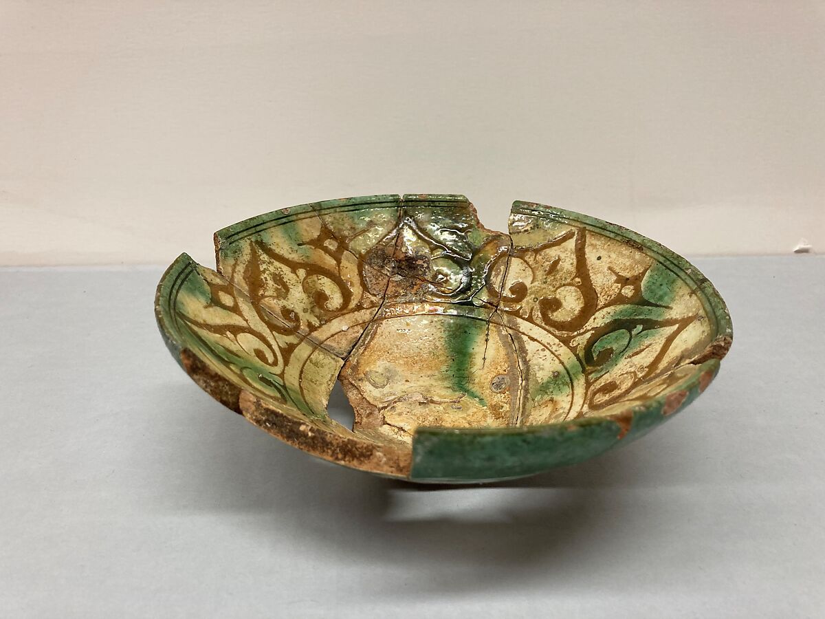 Bowl, Stonepaste; glazed and slip-painted