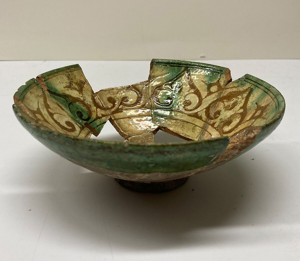 Bowl, Stonepaste; glazed and slip-painted