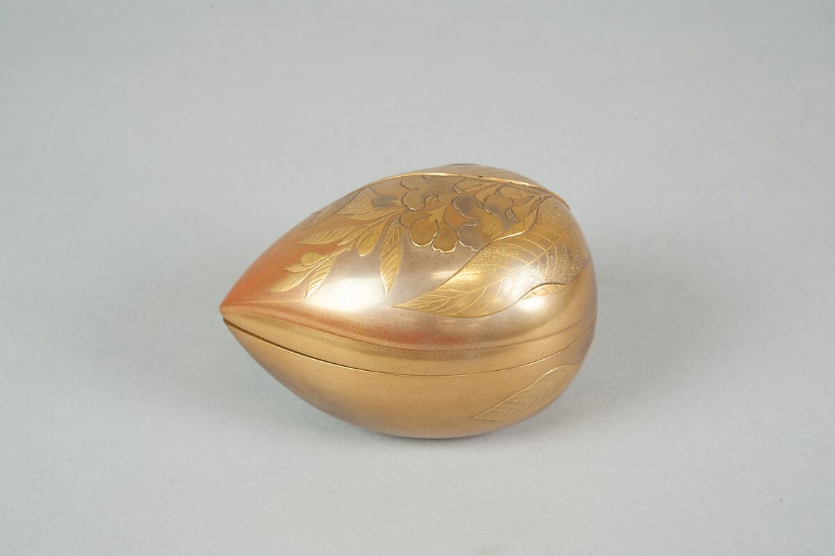 Incense Box (Kōgō) in the Shape of a Peach, Lacquered wood; gold, silver takamaki-e, hiramaki-e, togidashimaki-e, and cut-out gold foil application (kirikane), Japan