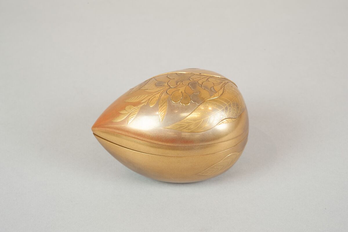 Incense Box (Kōgō) in the Shape of a Peach, Lacquered wood; gold, silver takamaki-e, hiramaki-e, togidashimaki-e, and cut-out gold foil application (kirikane), Japan