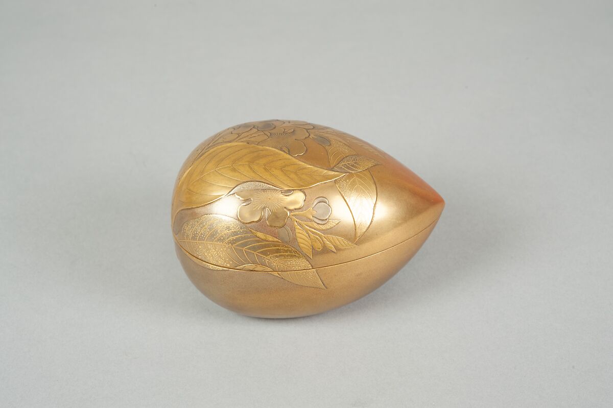 Incense Box (Kōgō) in the Shape of a Peach, Lacquered wood; gold, silver takamaki-e, hiramaki-e, togidashimaki-e, and cut-out gold foil application (kirikane), Japan