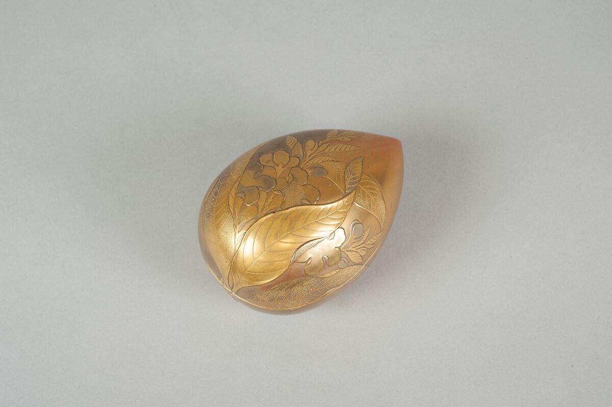 Incense Box (Kōgō) in the Shape of a Peach, Lacquered wood; gold, silver takamaki-e, hiramaki-e, togidashimaki-e, and cut-out gold foil application (kirikane), Japan