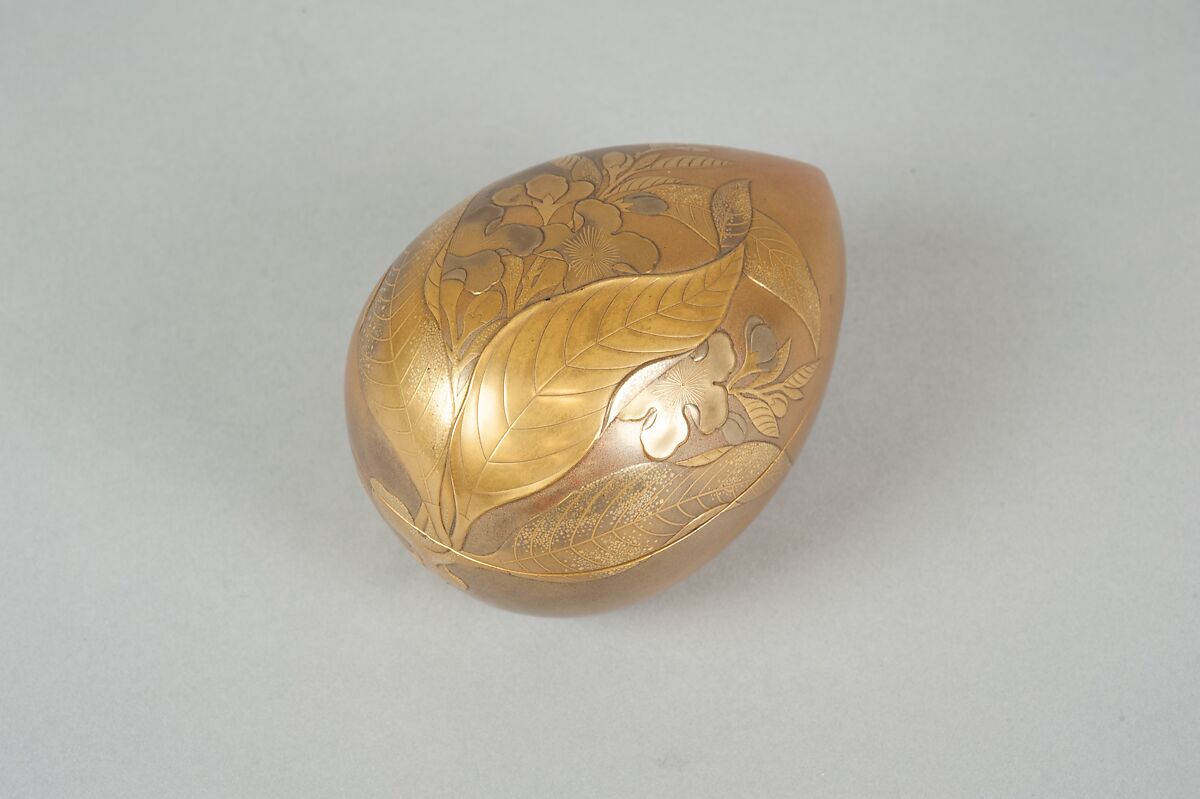 Incense Box (Kōgō) in the Shape of a Peach, Lacquered wood; gold, silver takamaki-e, hiramaki-e, togidashimaki-e, and cut-out gold foil application (kirikane), Japan 