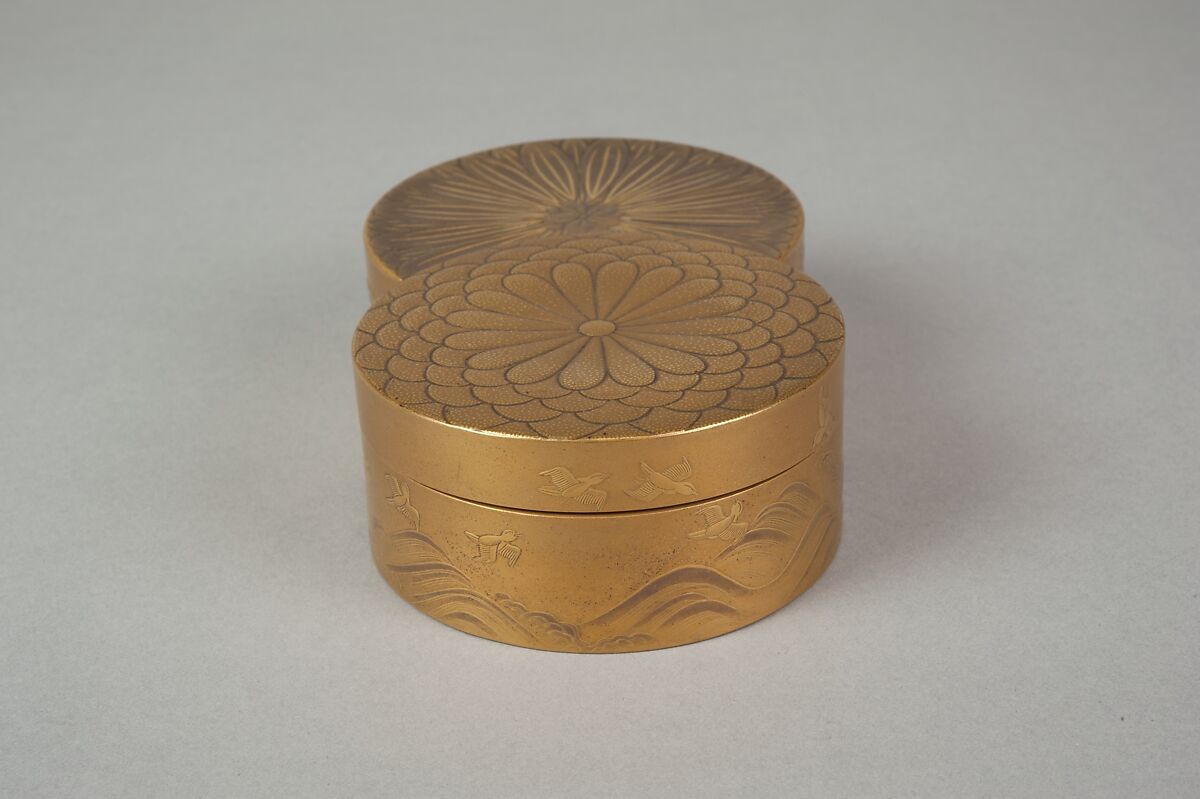 Incense Box in Shape of Overlapped Chrysanthemums; The Chrysanthemum Youth (Inside Tray), Gold, silver hiramaki-e, takamaki-e on gold ground, Japan