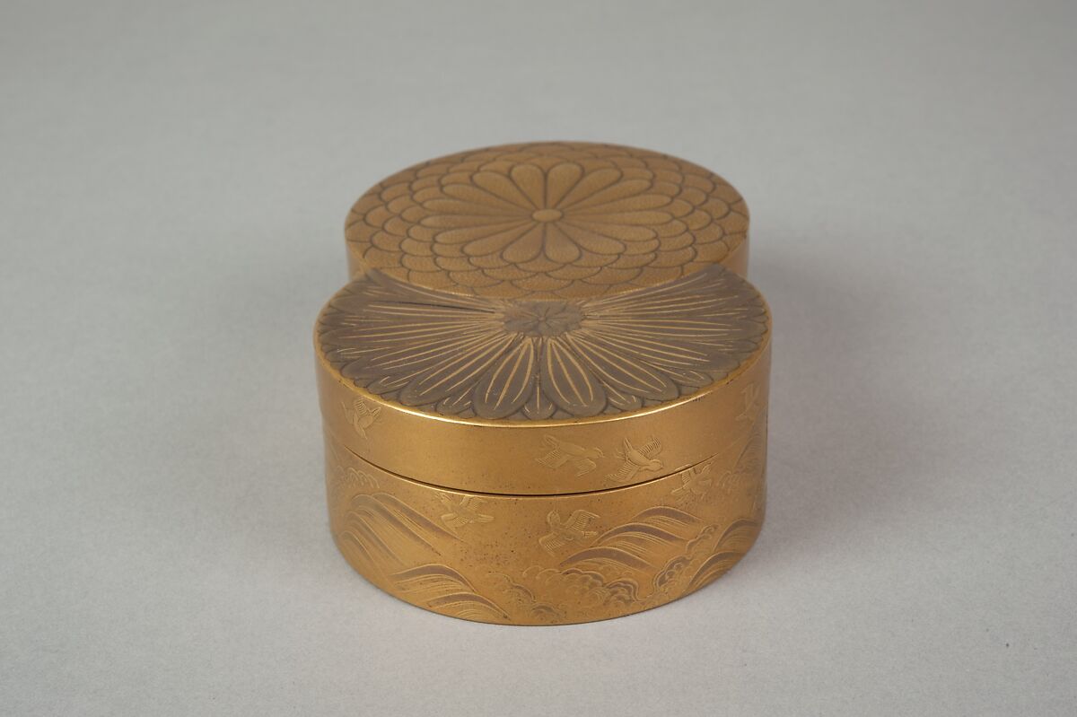 Incense Box in Shape of Overlapped Chrysanthemums; The Chrysanthemum Youth (Inside Tray), Gold, silver hiramaki-e, takamaki-e on gold ground, Japan