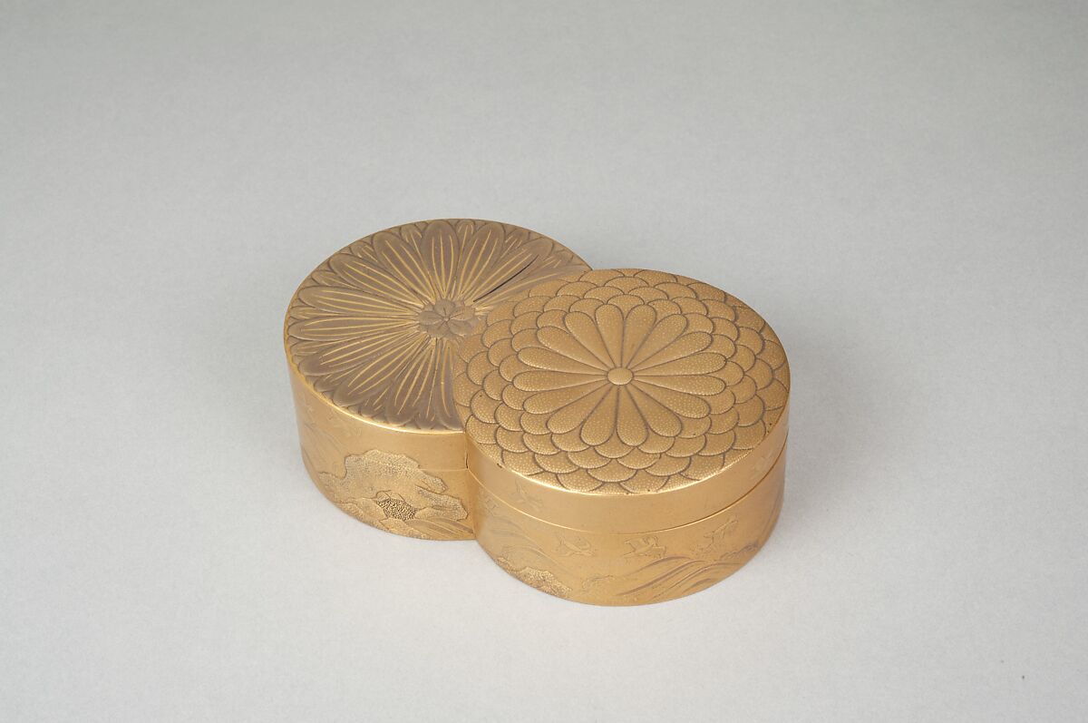 Incense Box in Shape of Overlapped Chrysanthemums; The Chrysanthemum Youth (Inside Tray), Gold, silver hiramaki-e, takamaki-e on gold ground, Japan