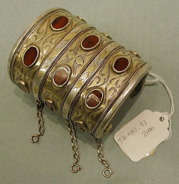 Armband, Silver; fire-gilded and chased, with decorative wire and table-cut carnelians