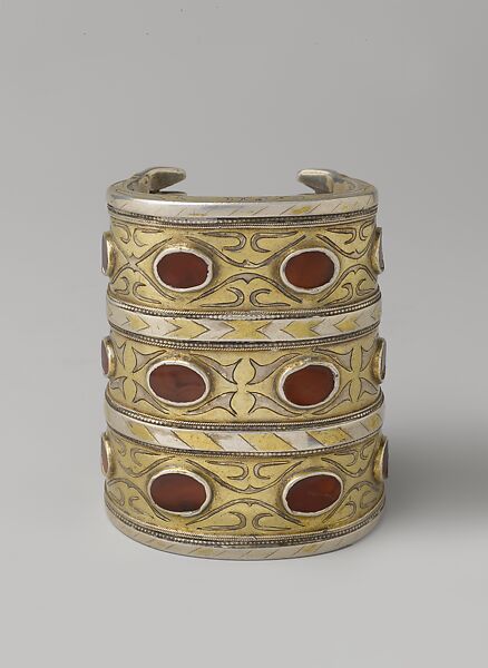 Armband, Silver; fire-gilded and chased, with decorative wire and table-cut carnelians