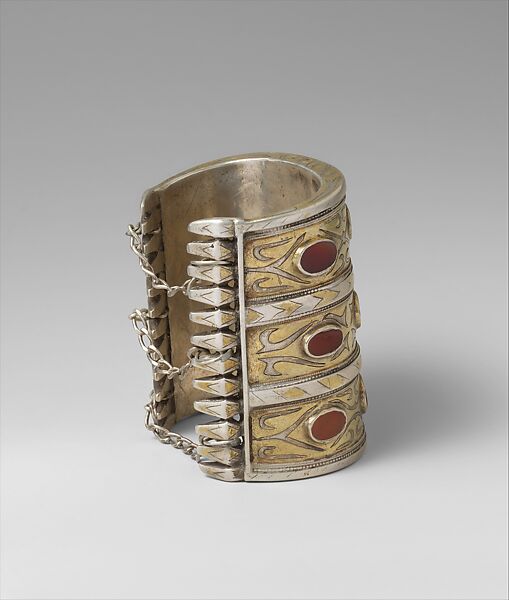 Armband, Silver; fire-gilded and chased, with decorative wire and table-cut carnelians 