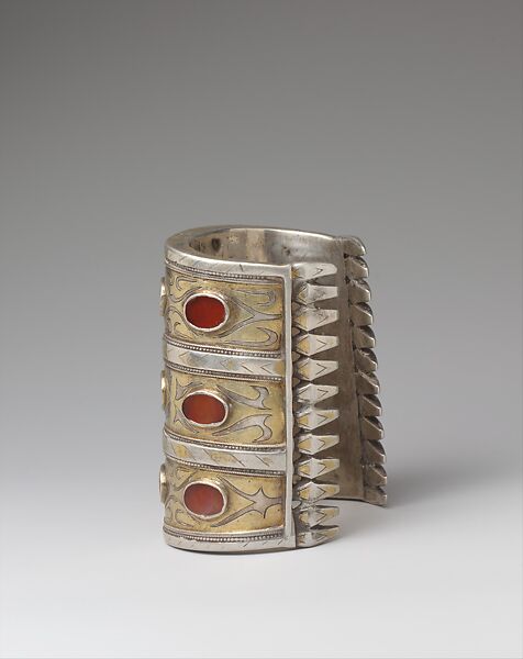 Armband, Silver; fire-gilded and chased, with decorative wire and table-cut carnelians