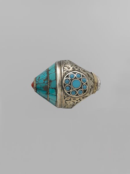 Ring, Silver; fire-gilded with decorative silver wire, flat-cut turquoises, and slightly domed synthetic resin and turquoise beads 