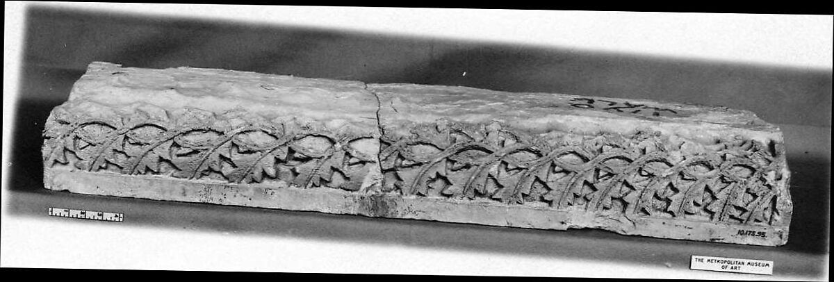 Fragment of Molding with a Pattern of Leaves, Limestone; carved in relief 