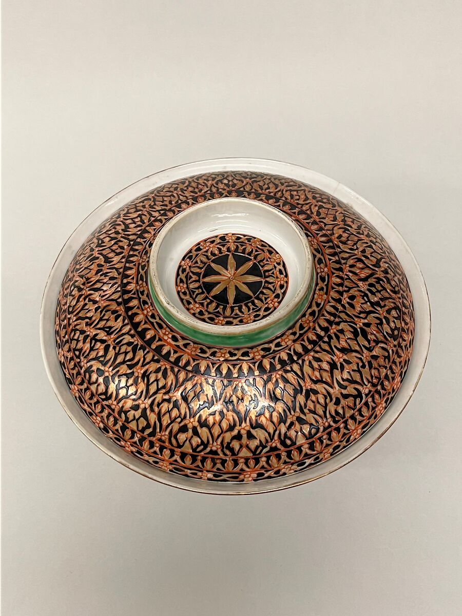 Covered bowl with floral patterns, Porcelain painted in overglaze polychrome enamels (Bencharong ware for Thai market ), China