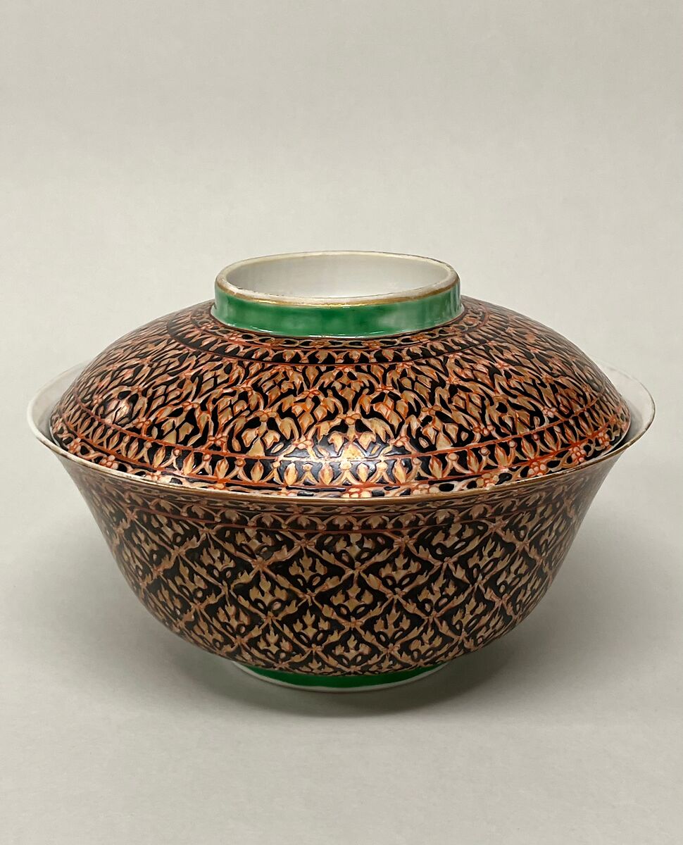 Covered bowl with floral patterns, Porcelain painted in overglaze polychrome enamels (Bencharong ware for Thai market ), China 