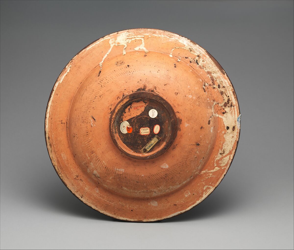 Dish (piatto); The story of Hercules: Hercules lifts the giant Antaeus clear of the Earth, his mother, from whom he derived his phenomenal strength, Maiolica (tin-glazed earthenware), Italian, Deruta