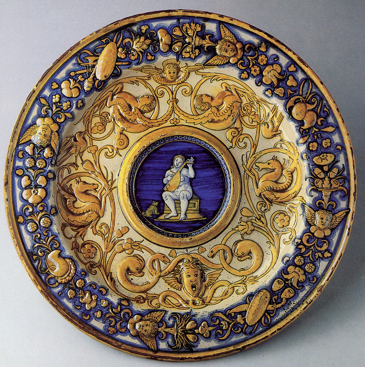Dish for a ewer (bacile da versatore), Maiolica (tin-glazed earthenware), Italian, Deruta