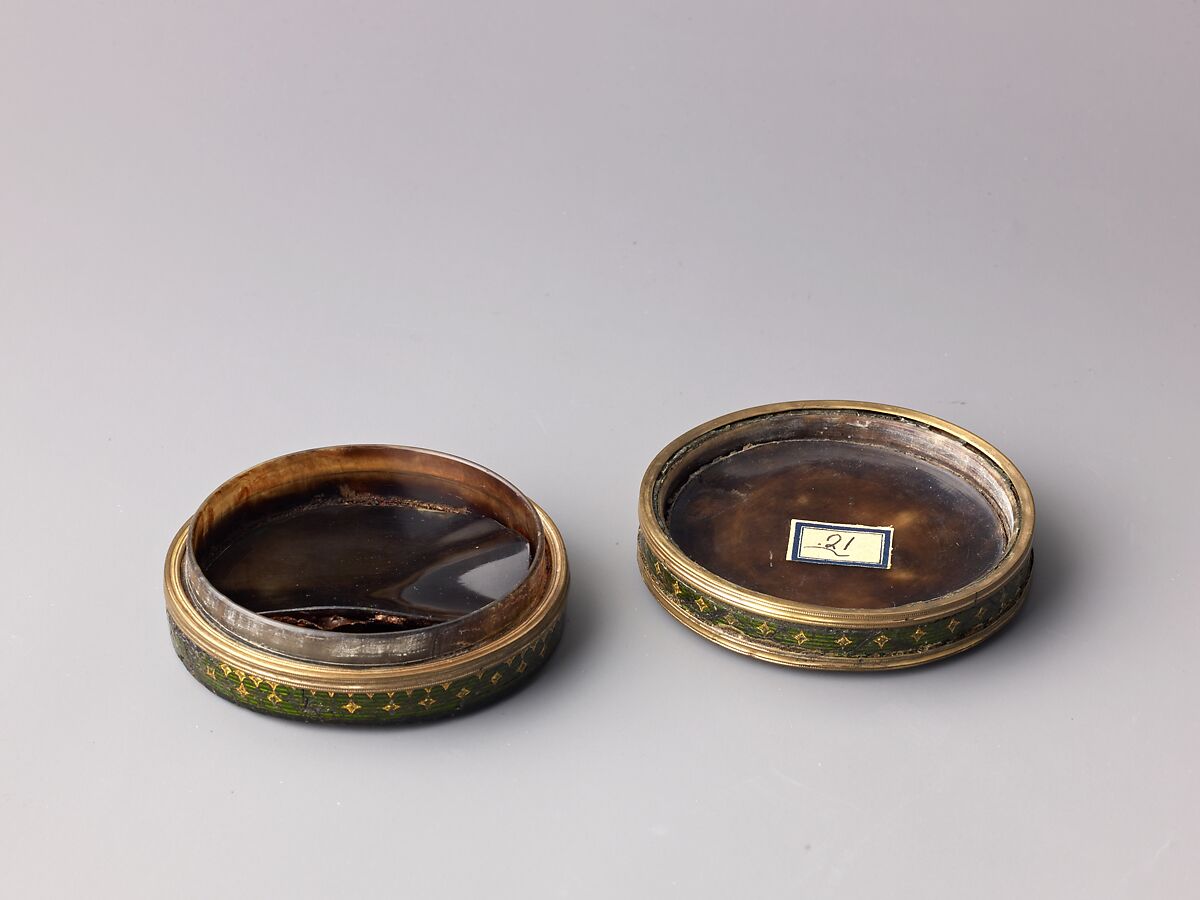 Snuffbox with a Portrait of a Woman, Papier-mâchè with horn veneer, gilt-copper alloy, vellum, tortoiseshell, French