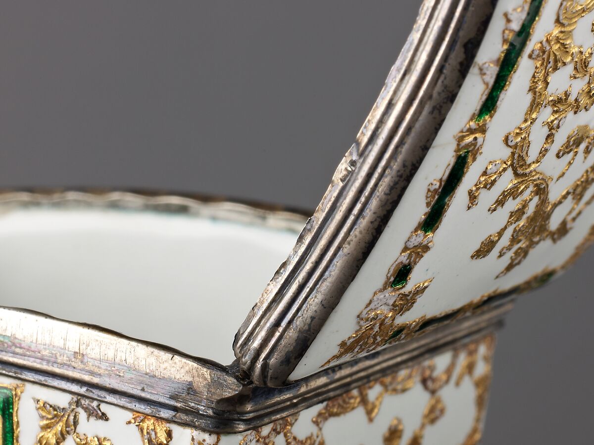 Snuffbox with Vegetal Pattern, Enameled copper and silver., probably French