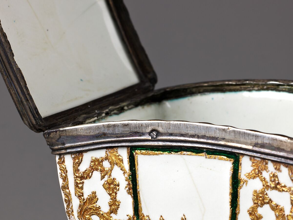 Snuffbox with Vegetal Pattern, Enameled copper and silver., probably French