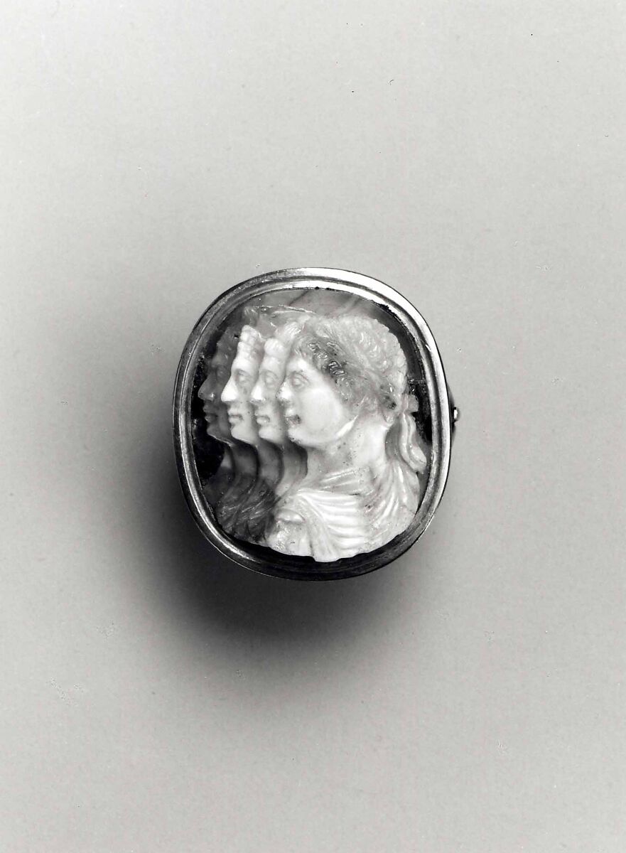 Cameo ring with three profile heads, Onyx, gold., probably Italian 