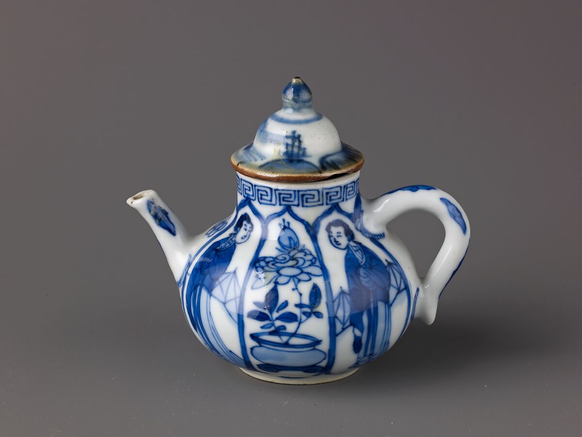 Small wine pot or teapot with a lid, Chinese  , Qing Dynasty, Kangxi period, Porcelain painted in underglaze blue., Chinese 