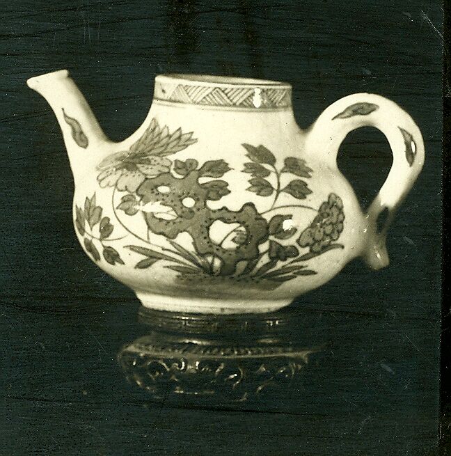 Small wine pot or teapot, Chinese  , Qing Dynasty, Kangxi period, Porcelain painted in underglaze blue., Chinese