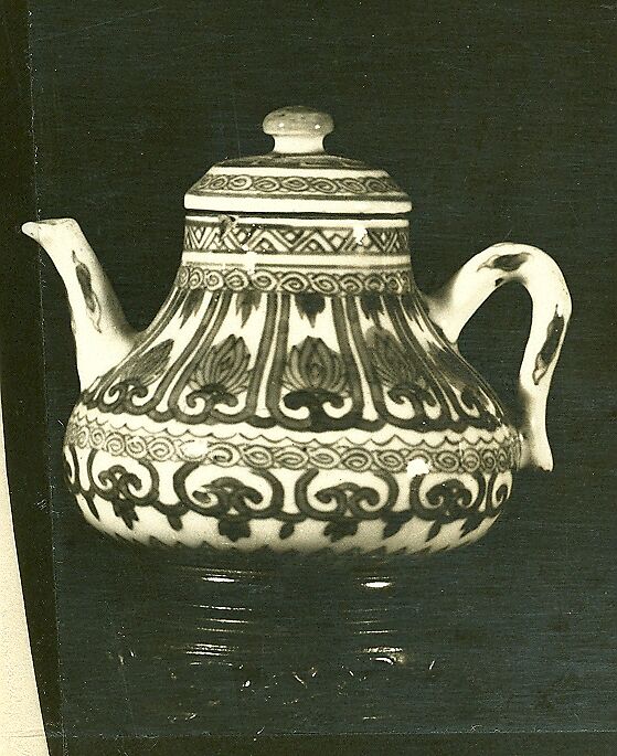 Small covered wine pot or teapot, Chinese  , Qing Dynasty, Kangxi period, Porcelain painted in underglaze blue., Chinese