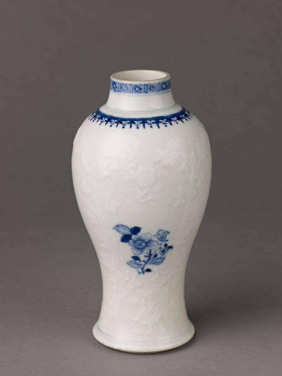 Small vase, Chinese  , Qing Dynasty, Porcelain painted in underglaze blue., Chinese 