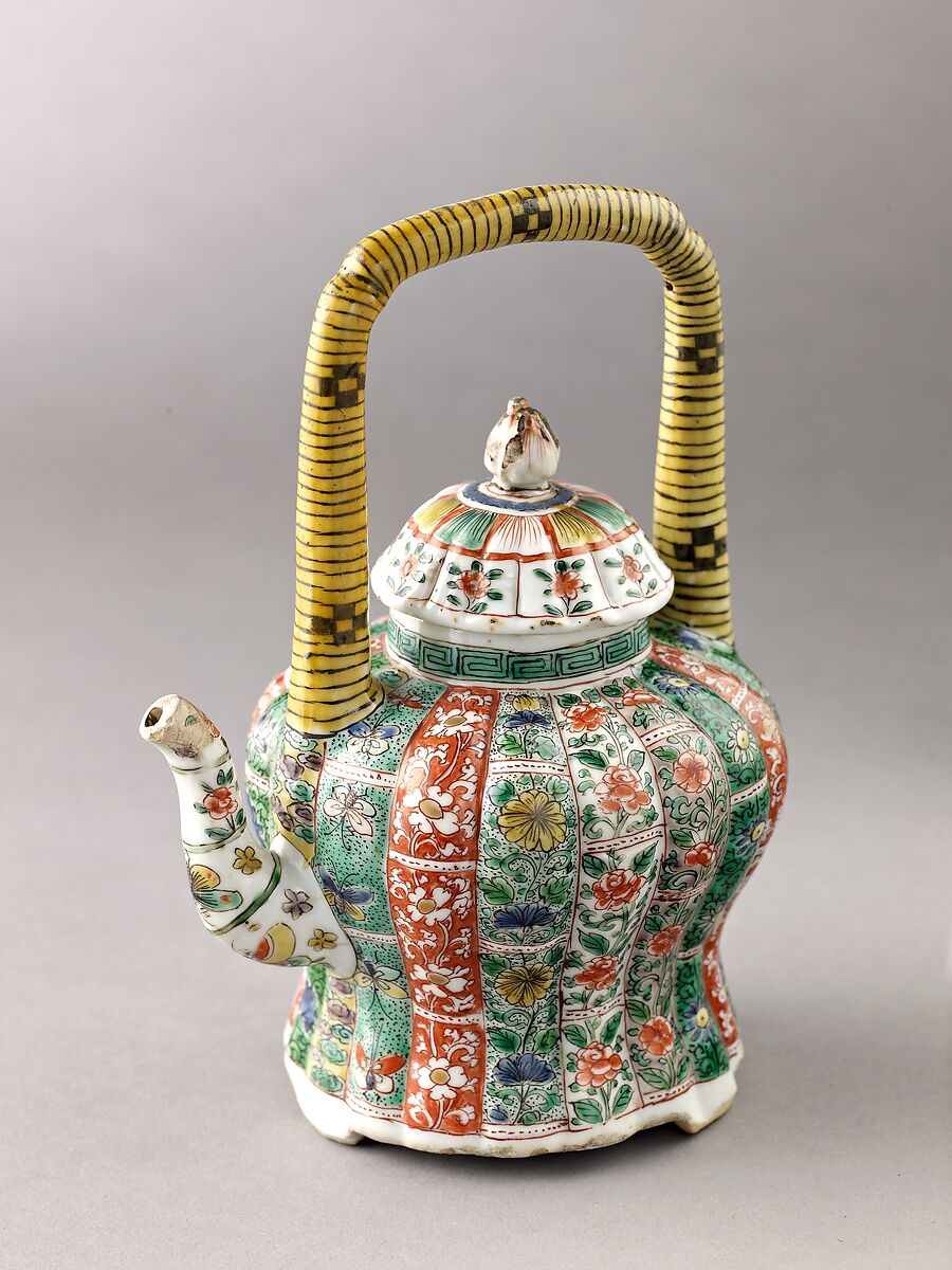 Covered wine pot or teapot, Chinese  , Qing Dynasty, Kangxi period, Porcelain painted in overglaze famille verte enamels and gilt., Chinese