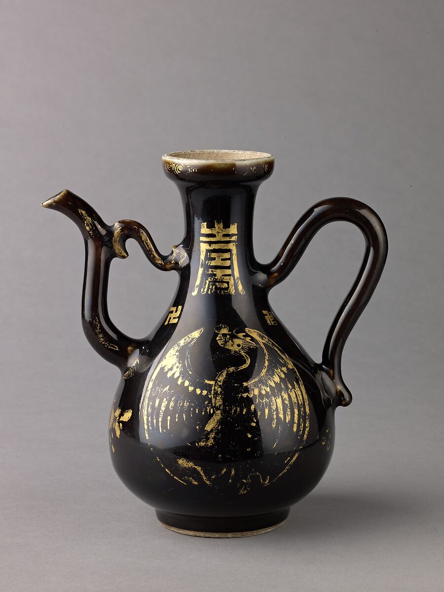 Ewer, Chinese  , Qing Dynasty, Kangxi period, Porcelain with mirror-black glaze, painted in overglaze gilt., Chinese 