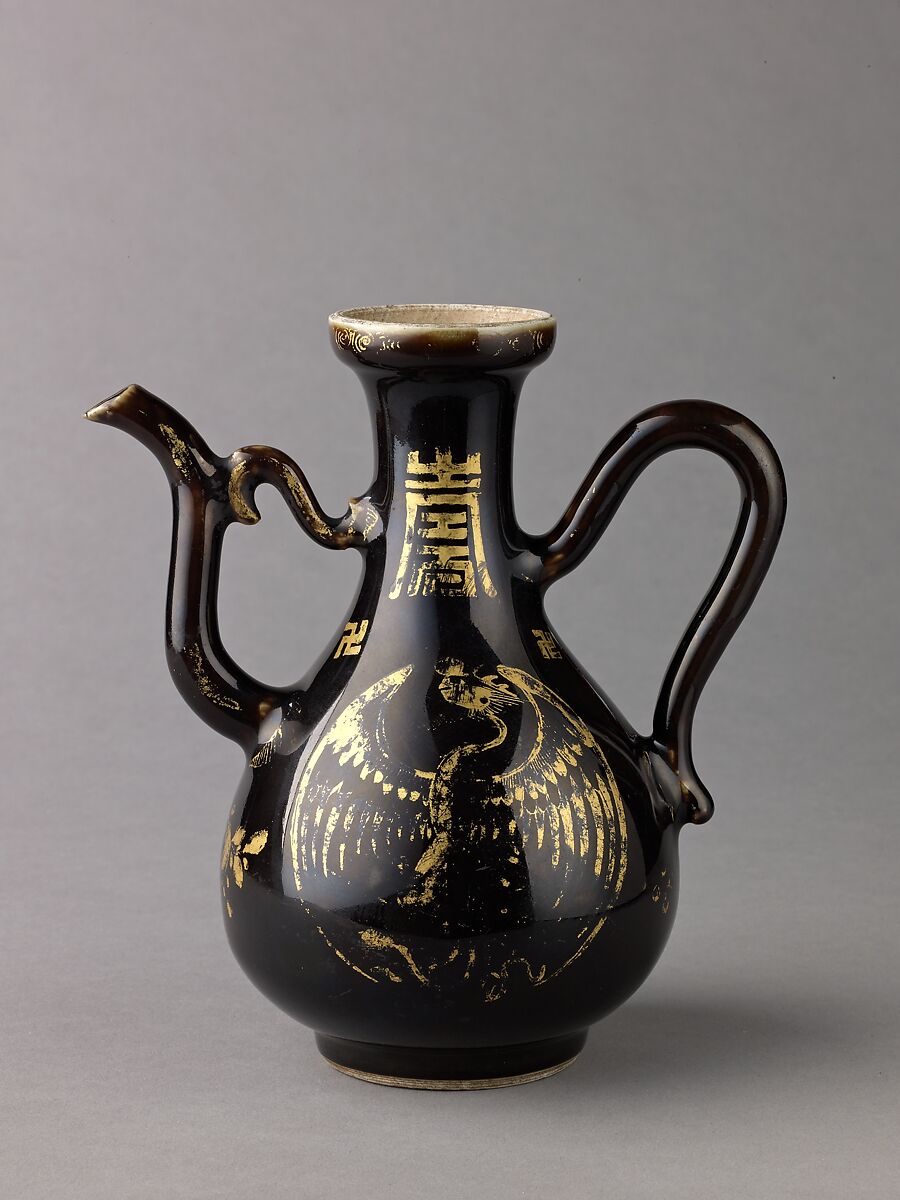Ewer, Chinese  , Qing Dynasty, Kangxi period, Porcelain with mirror-black glaze, painted in overglaze gilt., Chinese