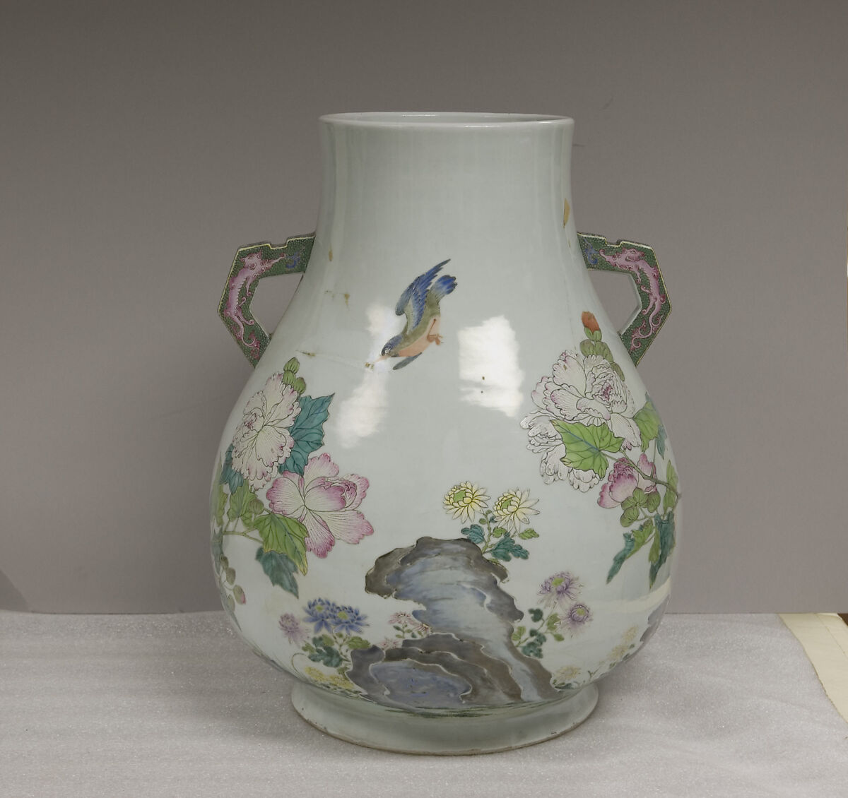 Vase with birds and flowers, Porcelain painted in overglaze polychrome enamels (Jingdezhen ware), China 