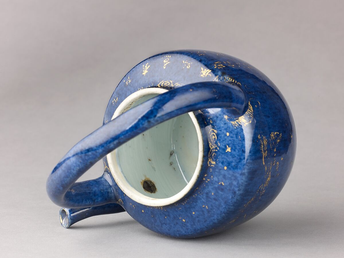 Covered teapot or wine pot (pair with 1975.1.1704), Chinese  , Qing Dynasty, Kangxi period, Porcelain with "powder-blue" glaze, painted in overglaze gilt., Chinese