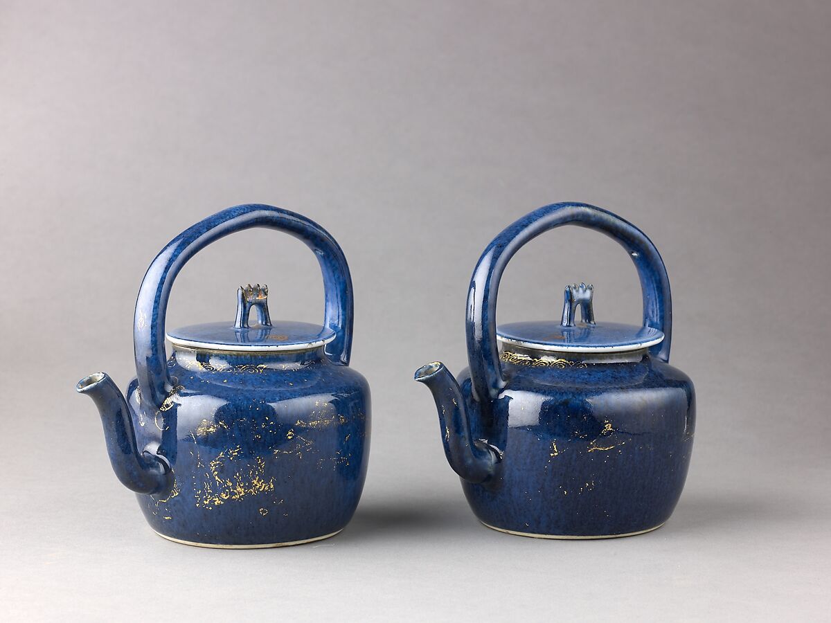 Covered teapot or wine pot (pair with 1975.1.1704), Chinese  , Qing Dynasty, Kangxi period, Porcelain with "powder-blue" glaze, painted in overglaze gilt., Chinese 