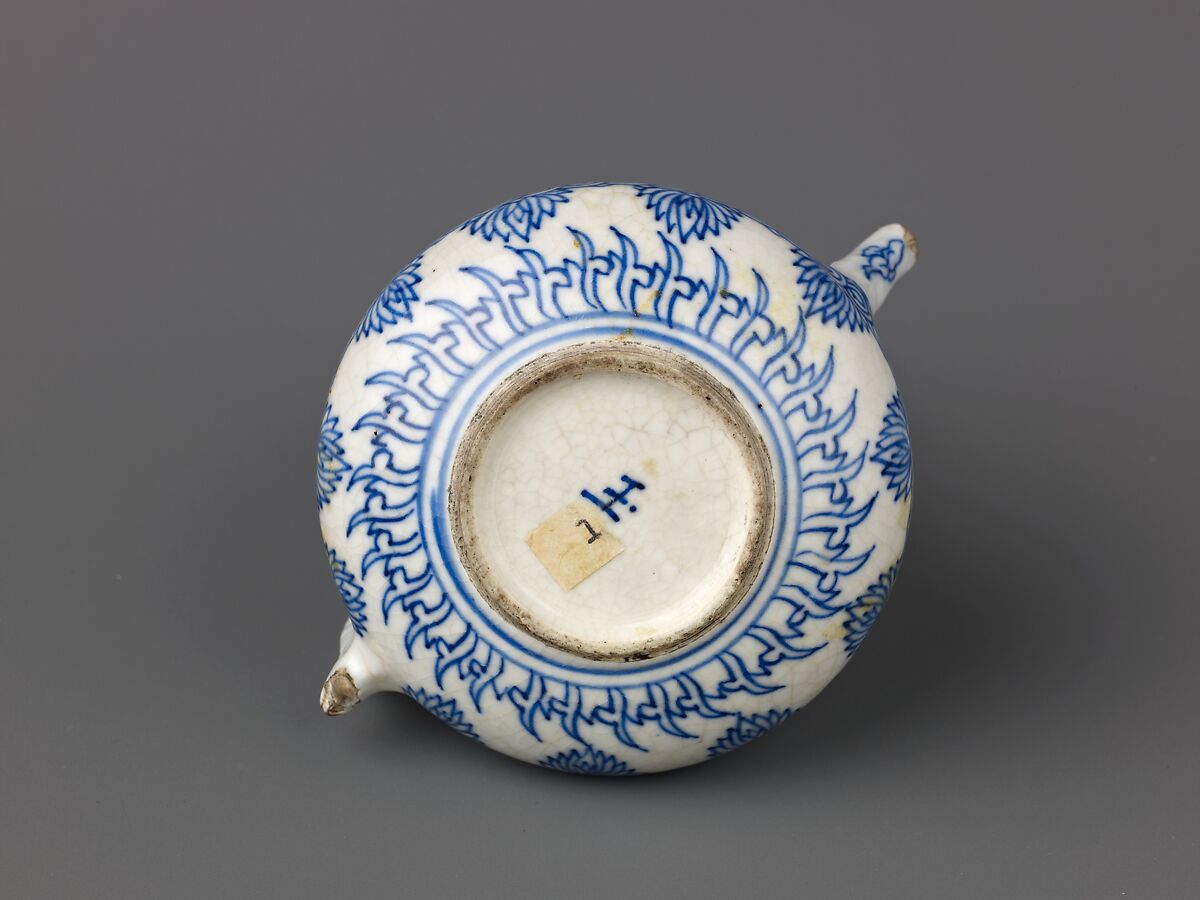 Small covered winepot or teapot (similar to 1975.1.1714-15 and 1975.1.1717), Chinese  , Qing Dynasty, Kangxi period, "Soft-paste" porcelain painted in underglaze blue, Chinese