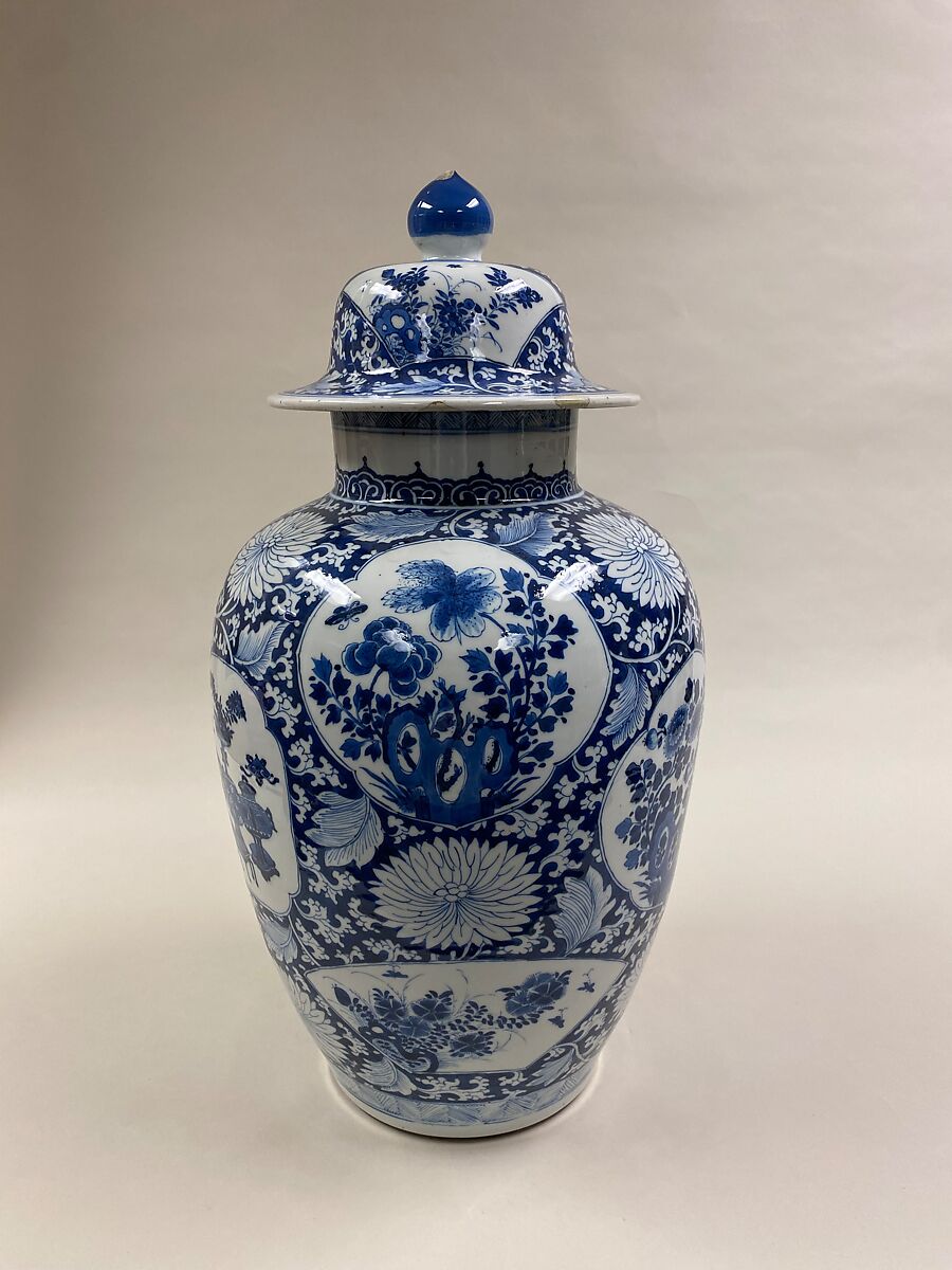 Covered jar with floral patterns, Porcelain painted in underglaze cobalt blue (Jingdezhen ware), China 