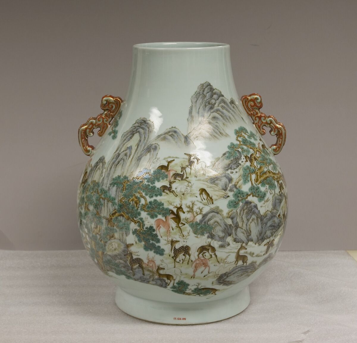 Vase with the “One Hundred Deer” motif, Porcelain painted in overglaze enamels (Jingdezhen ware), China