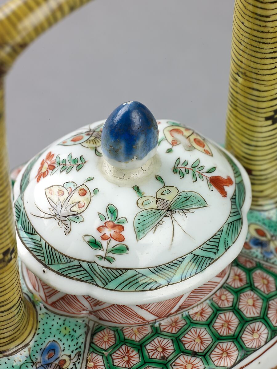 Small covered wine pot or teapot, Chinese  , Qing Dynasty, Kangxi period, Porcelain painted in overglaze famille verte enamels and gilt, Chinese
