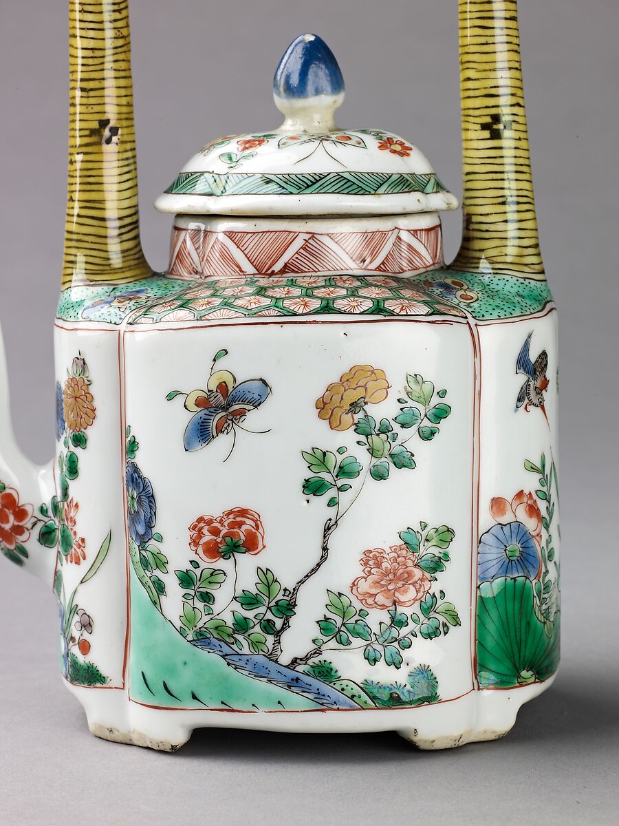 Small covered wine pot or teapot, Chinese  , Qing Dynasty, Kangxi period, Porcelain painted in overglaze famille verte enamels and gilt, Chinese
