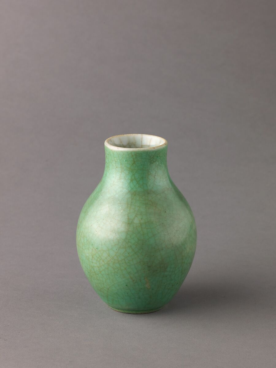Vase, Chinese  , Qing Dynasty, Porcelaneous stoneware with apple-green glaze., Chinese 