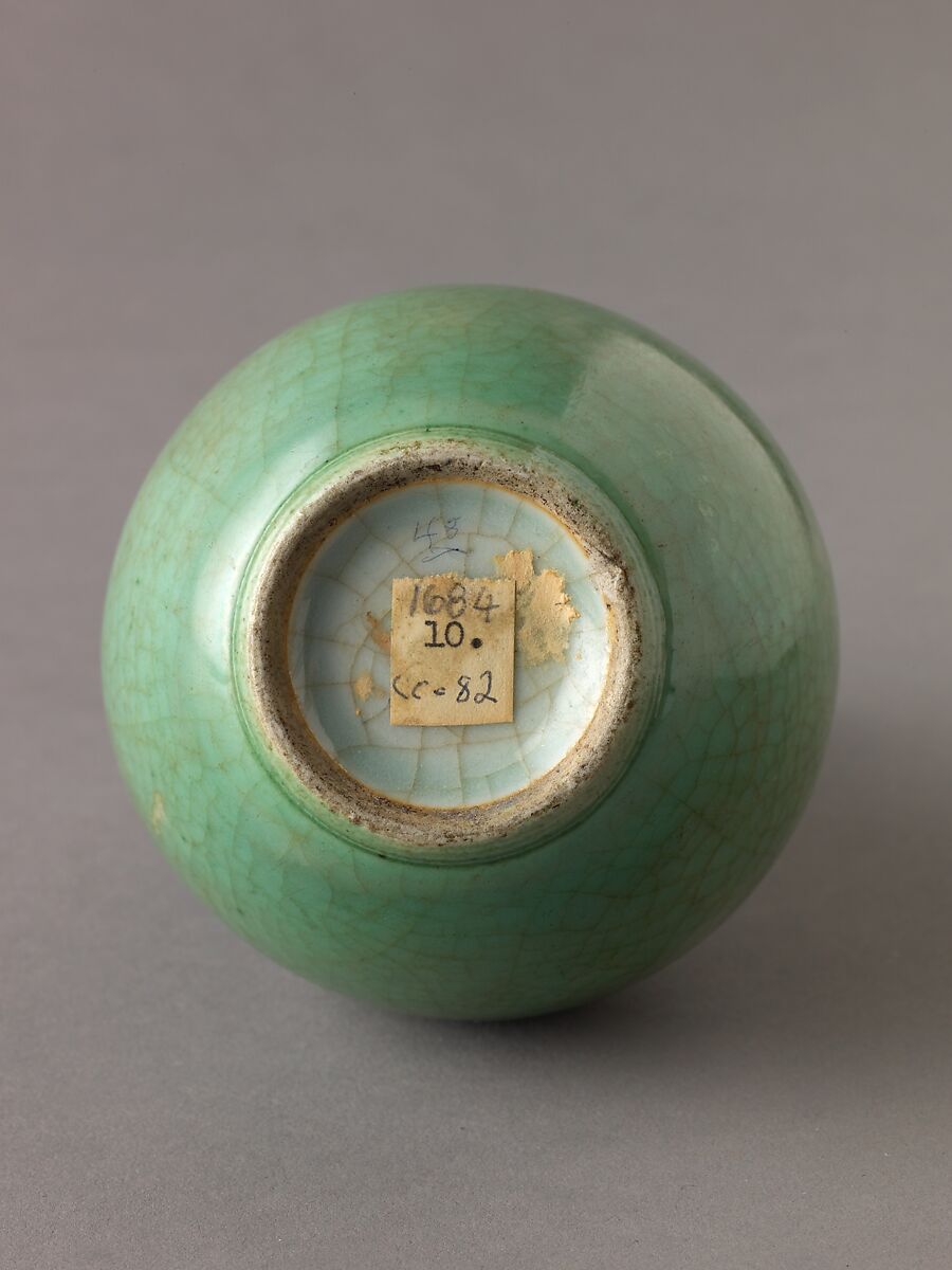Vase, Chinese  , Qing Dynasty, Porcelaneous stoneware with apple-green glaze., Chinese