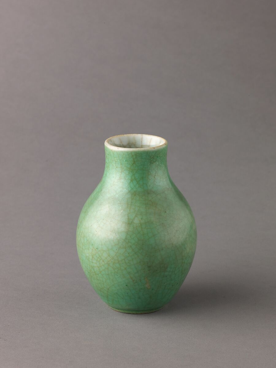 Vase, Chinese  , Qing Dynasty, Porcelaneous stoneware with apple-green glaze., Chinese