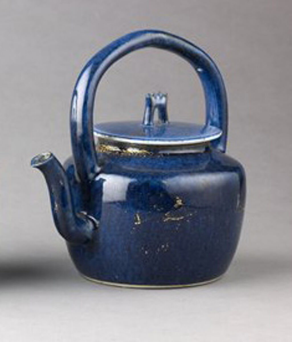 Covered teapot or wine pot (pair with 1975.1.1705), Chinese  , Qing Dynasty, Kangxi period, Porcelain with "powder-blue" glaze, painted in overglaze gilt., Chinese