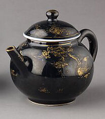 Covered teapot or winepot (pair with 1975.1.1702), Chinese  , Qing Dynasty, Kangxi period, Porcelain with mirror black-glazes, painted in overglaze gilt., Chinese