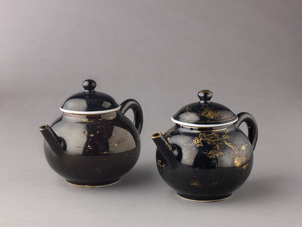 Covered teapot or winepot (pair with 1975.1.1702), Chinese  , Qing Dynasty, Kangxi period, Porcelain with mirror black-glazes, painted in overglaze gilt., Chinese