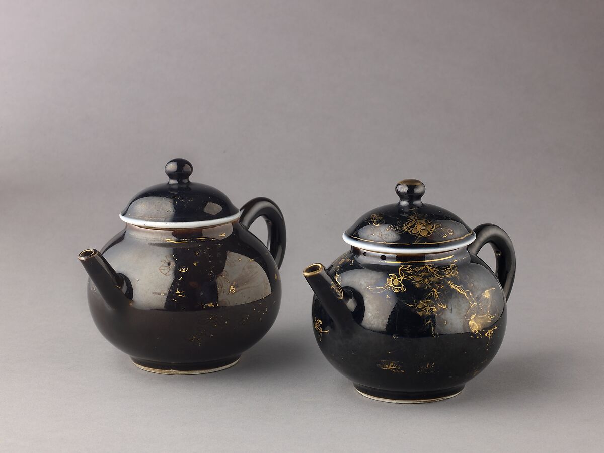 Covered teapot or winepot (pair with 1975.1.1702), Chinese  , Qing Dynasty, Kangxi period, Porcelain with mirror black-glazes, painted in overglaze gilt., Chinese 