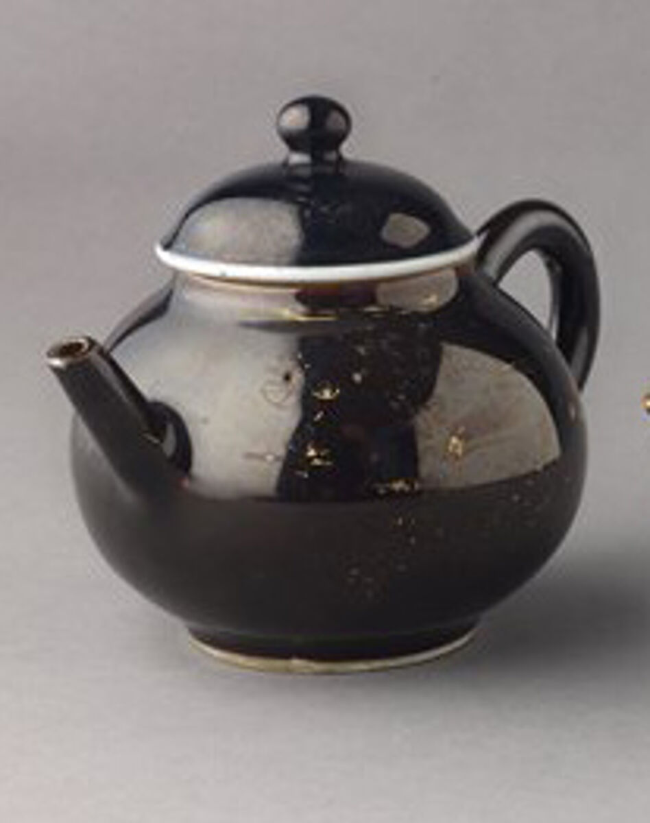 covered teapot or wine pot (pair with 1975.1.1703), Chinese  , Qing Dynasty, Kangxi period, Porcelain with mirror-black glazes, painted in overglaze gilt., Chinese