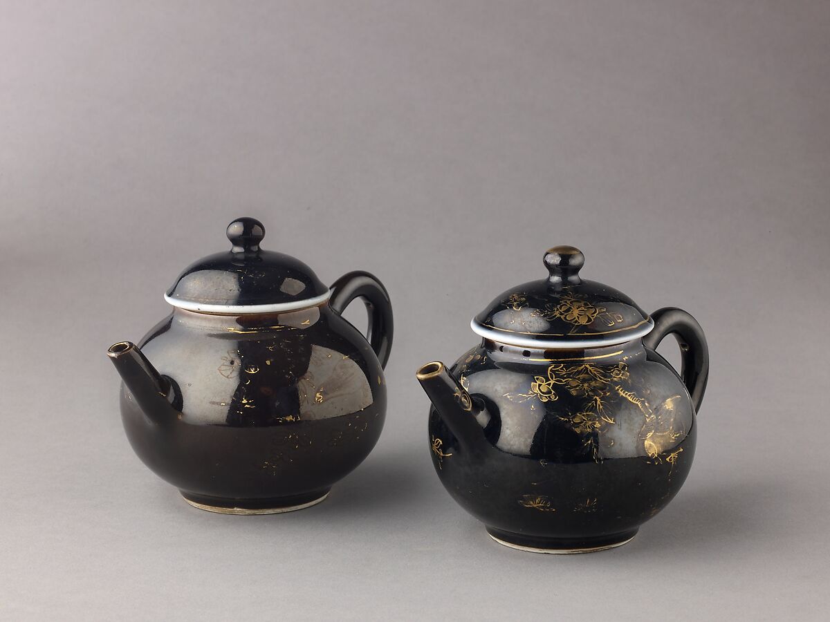 covered teapot or wine pot (pair with 1975.1.1703), Chinese  , Qing Dynasty, Kangxi period, Porcelain with mirror-black glazes, painted in overglaze gilt., Chinese 